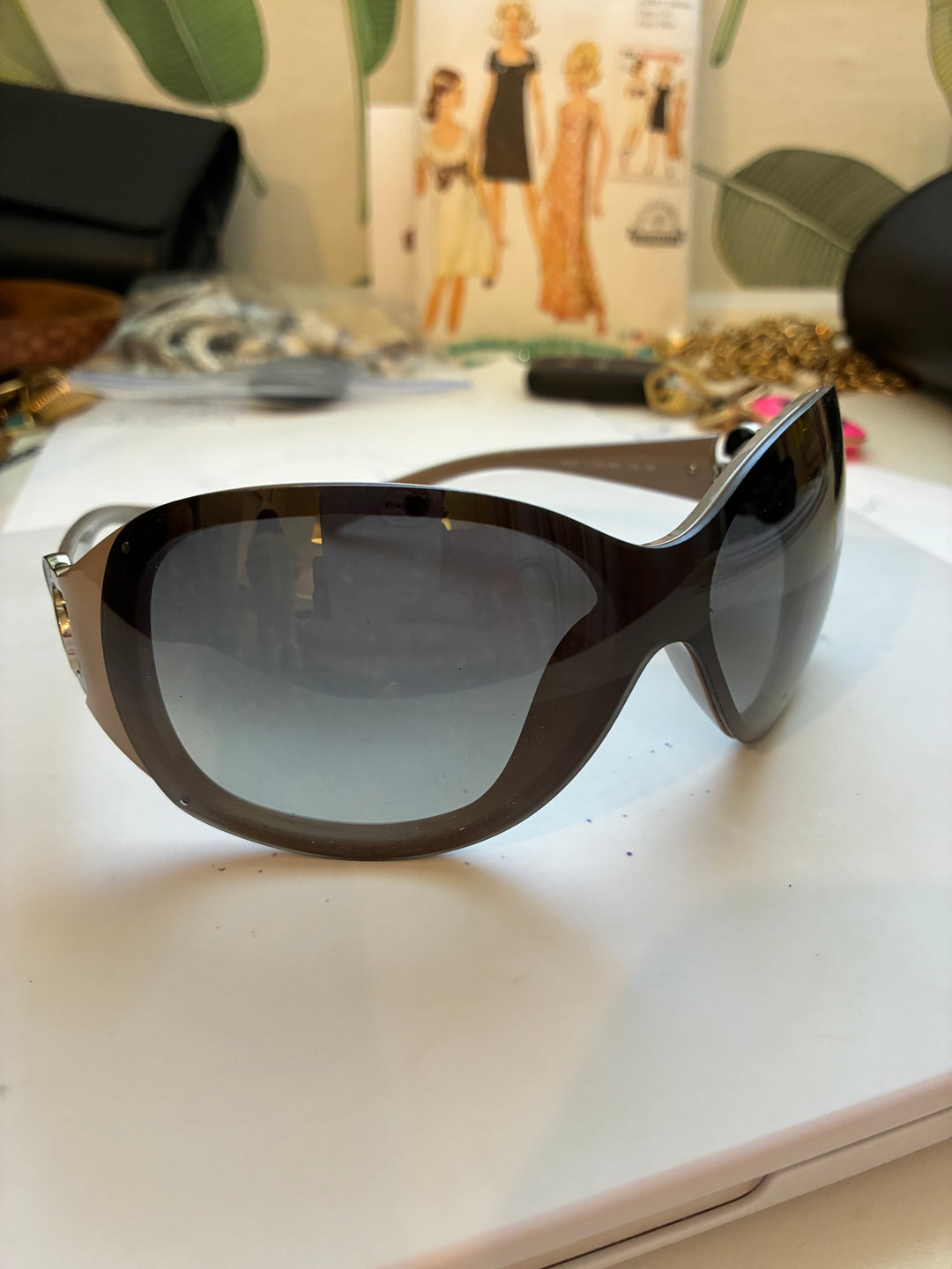 Chanel CC Logo Camellia Flower Sunglasses 6032 – Cheeky Vintage
