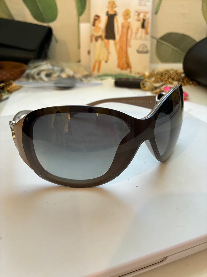 Chanel CC Logo Camellia Flower Sunglasses 6032 – Cheeky Vintage